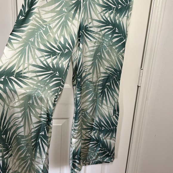 (NWT) Fashion Nova women’s Feeling Breezy Printed Wide Leg Pant. Size Large. - Picture 5 of 8